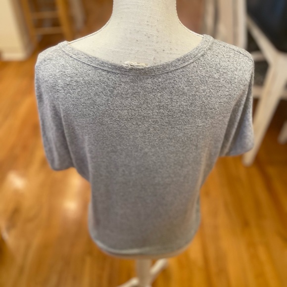 💜 5 for $25 or 3 for $18 Caution to the Wind gray short sleeve knitted t… - Picture 5 of 7